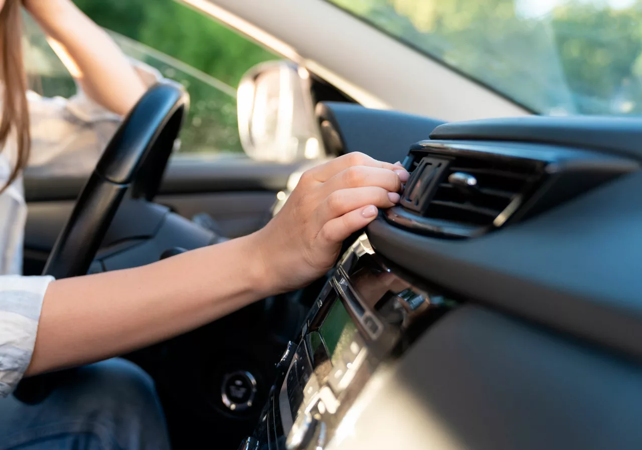 Reduce tu huella. Busca refrescarte aprovechando la ventilación natural del coche. Usa el aire acondicionado de tu auto moderadamente.