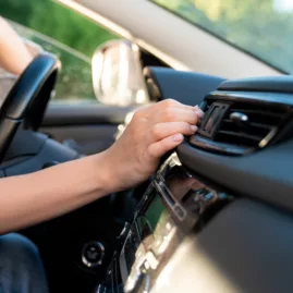 Reduce tu huella. Busca refrescarte aprovechando la ventilación natural del coche. Usa el aire acondicionado de tu auto moderadamente.